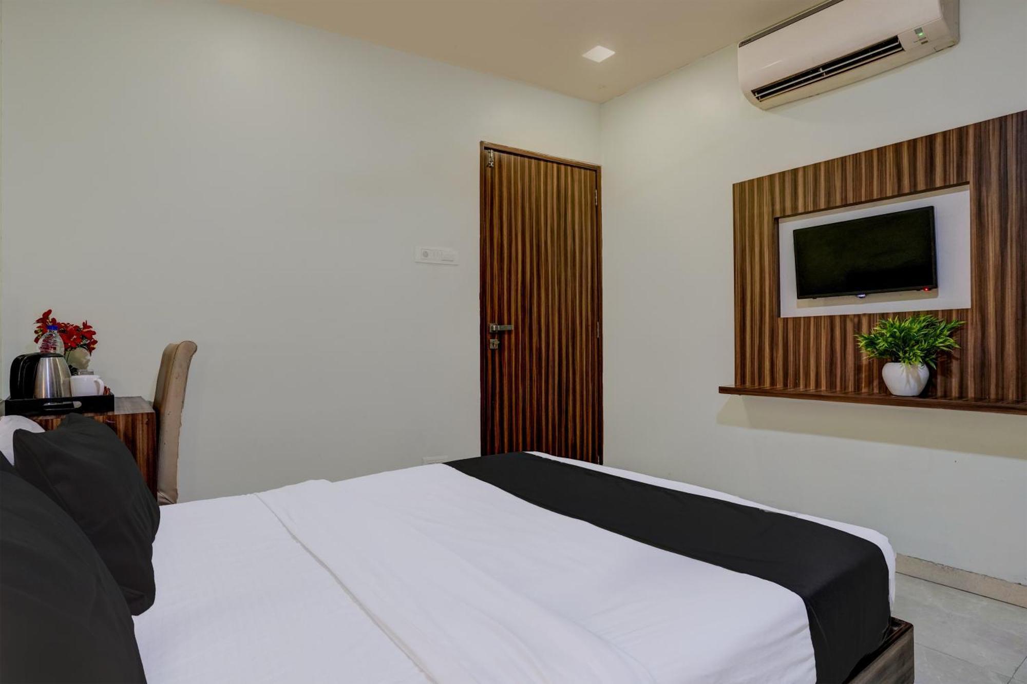 Oyo Hotel Blue Sapphire Residency Near Chhatrapati Shivaji International Airport Bombaj Zewnętrze zdjęcie