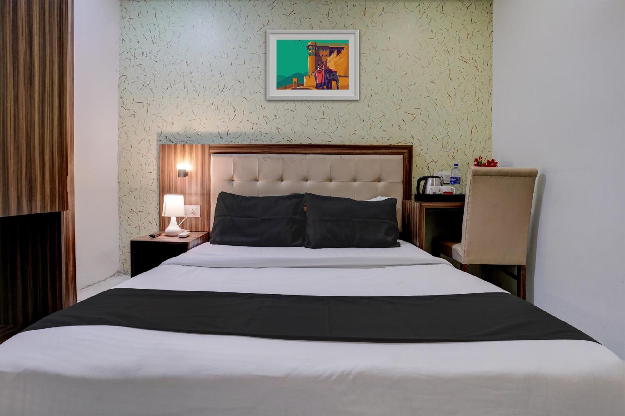 Oyo Hotel Blue Sapphire Residency Near Chhatrapati Shivaji International Airport Bombaj Zewnętrze zdjęcie
