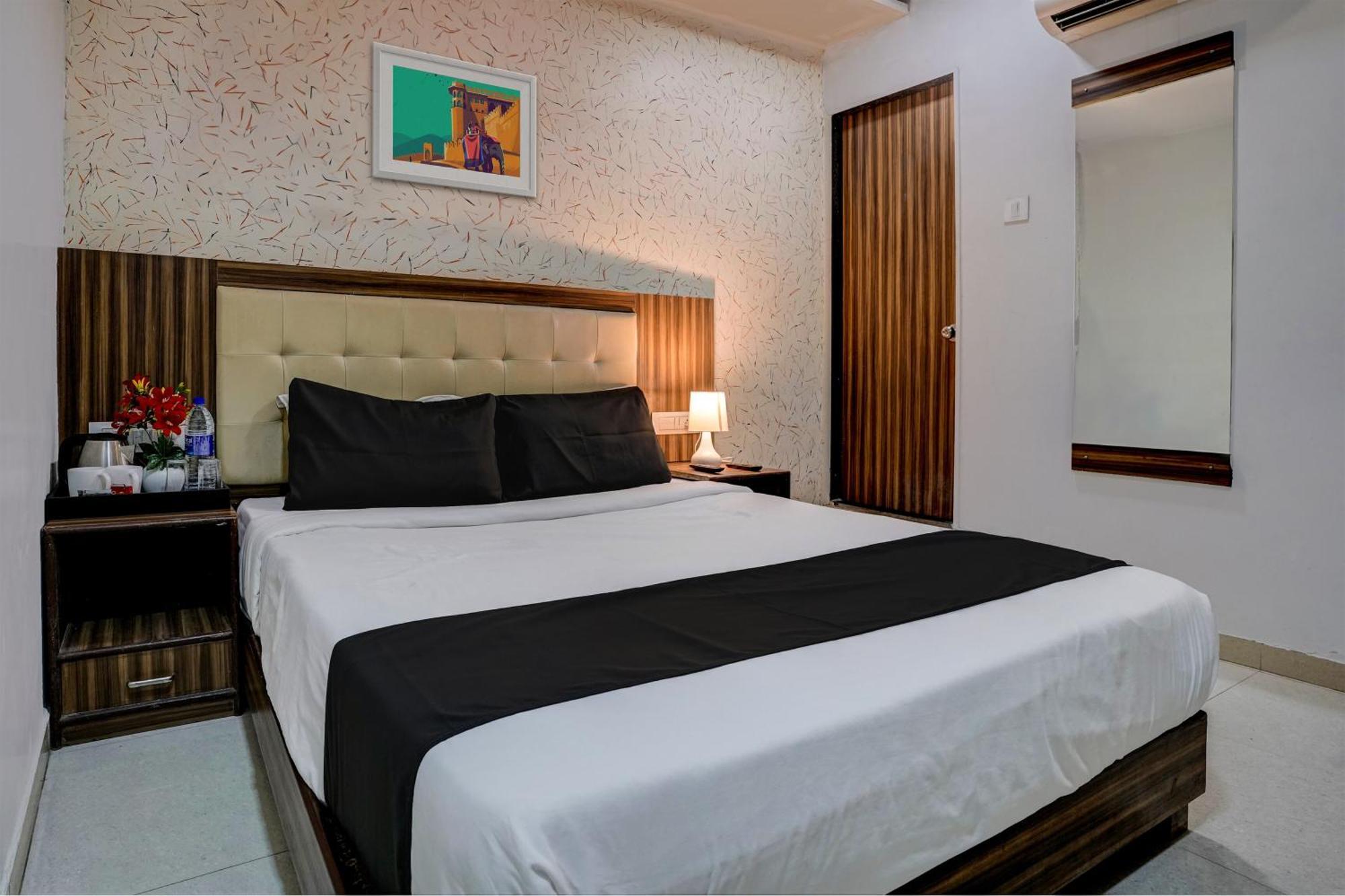Oyo Hotel Blue Sapphire Residency Near Chhatrapati Shivaji International Airport Bombaj Zewnętrze zdjęcie
