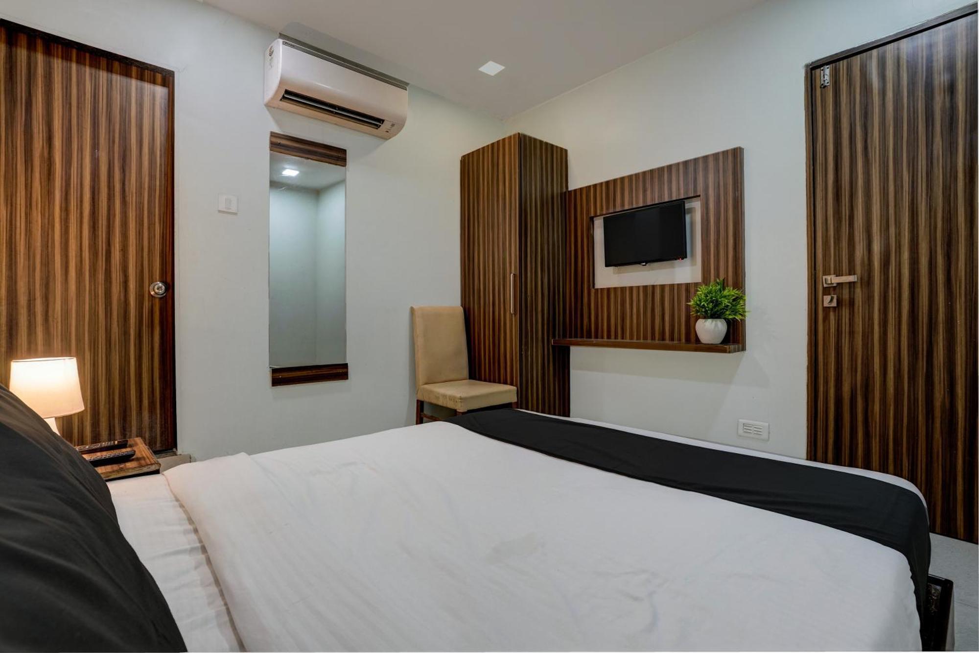 Oyo Hotel Blue Sapphire Residency Near Chhatrapati Shivaji International Airport Bombaj Zewnętrze zdjęcie